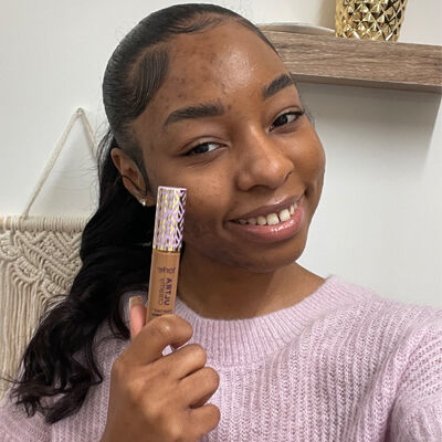 shape tape concealer lined up in a row